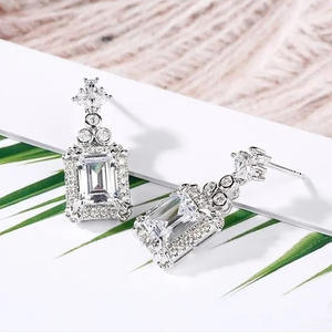 E2944 Orecchini in oro bianco con diamanti taglio smeraldo colore D naturale, gioielli classici da donna per matrimonio - Product Image 1