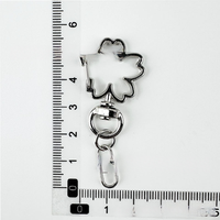 Porte-clés en forme de chien avec pendentifs en alliage de zinc en forme de fleur de cerisier et d'étoile, accessoire de bijoux DIY en forme de 8