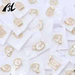 Liontin Virgin Mary and Saint Judas hitam dan putih tetesan minyak emas berlapis pengiriman acak untuk penggunaan agama - Product Image 2