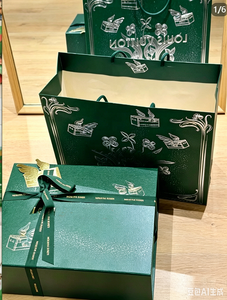 Sac cadeau élégant en papier vert foncé avec estampage à chaud argenté et motif floral, sac <span class=keywords><strong>de</strong></span> luxe pour boutique <span class=keywords><strong>de</strong></span> vêtements, cosmétiques, cadeaux, sac <span class=keywords><strong>de</strong></span> transport - Product Image 1