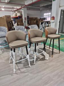 Tabouret de bar moderne en métal et cuir avec dossier haut pour usage commercial dans les restaurants, les cafés, les hôtels - Product Image 3