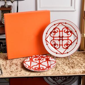 Assiette à dîner et assiette à gâteau en porcelaine rouge chinoise de style européen, vaisselle décorative en gros - Product Image 3