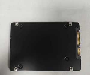 HORNG SHING Serveur interne Disque SSD métallique utilisé MZ7KH960HAJR-00005 PM883 2.5 240G 12 Gb/s SATA SSD 550/520 Mo/s - Product Image 2