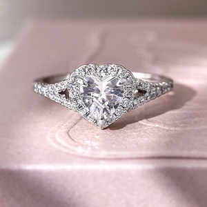 Anillo de compromiso y boda para mujer con circonita cúbica, diseño de halo con piedra principal en forma de corazón y banda hueca dividida, ideal para regalo al por mayor. - Product Image 3