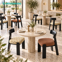 Ensemble de salle à manger sur mesure pour l'hôtellerie : Table ronde avec structure en bois massif, chaise rembourrée et banquette incurvée pour projet de restaurant