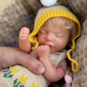 ตุ๊กตาเด็กเกิดใหม่ขนาด 10 นิ้ว ผมบลอนด์หยิกเหมือนจริง ทำจากซิลิโคนทั้งตัว รูปร่างสมจริง ของเล่นนุ่มสำหรับเด็กผู้หญิง - Product Image 2