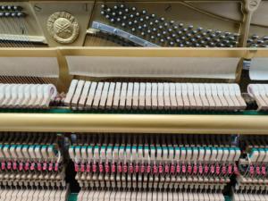 Piano Vertical Yamaha W108BS de 88 Teclas Contrapesadas, Teclado de Madera Sólida, Estilo Clásico, Montaje en Suelo, Caoba W108 - Product Image 3