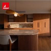 Ensemble d'armoires de cuisine en bois de noyer couleur naturelle, design villa, avec tiroirs de base et îlot ovale cannelé, dernière collection Alland Suppliers