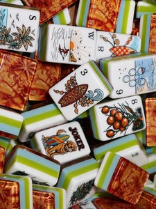 Juego de Mahjong Americano de Plástico con Temática de Playa, en Stock, con Patas Plegables, Fácil de Transportar, para 4 Jugadores - Product Image 1