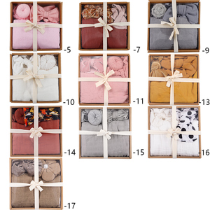Nuevo Set de Regalo para Bebé Recién Nacido: Manta Envolvente Súper Suave, Diadema y Babero Personalizables - Product Image 2