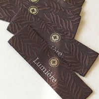 Étiquettes tissées personnalisées de luxe minimaliste, logo sur mesure, damassé haute densité, PET recyclé durable, certifiées OEKO-TEX, pour sacs de vêtements