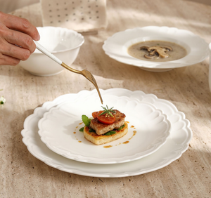 Juego de Vajilla de Cerámica Blanca Francesa con Relieve, Platos y Tazones con Borde Festoneado, Venta al Por Mayor, Logotipo Personalizado para Bodas y Hoteles - Product Image 2