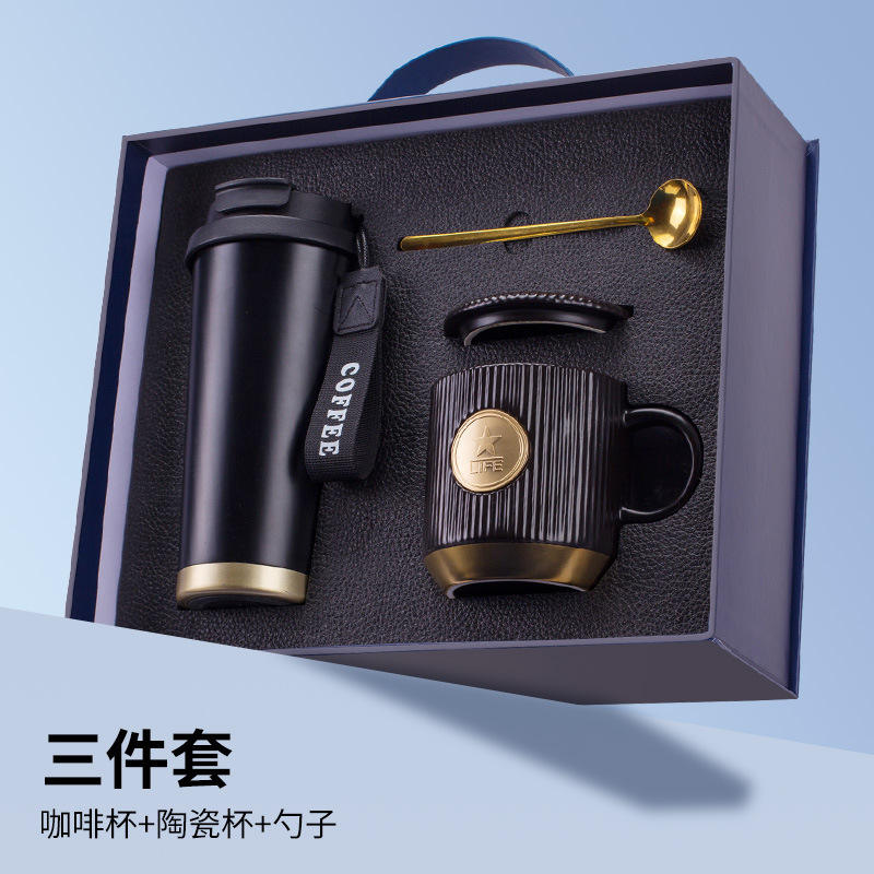 ชุดสามชิ้นสีดำ: ถ้วยกาแฟลายดอกลิลลี่แห่งหุบเขา, แก้วมัคพร้อมเหรียญทองสัมฤทธิ์, และช้อนทรงกลม