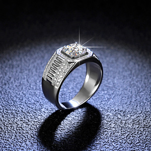 C & J Simples Grande Pedra Europeia S925 Sterling Silver VVS 1 quilate Moissanite Diamante 14k Ouro Branco Moissanite Anéis para homens - Product Image 4