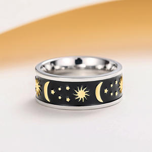Anillo de acero inoxidable chapado en oro de 18 quilates con diseño de sol, luna y estrellas, anillo de moda unisex, regalo para ella y él DJ082 - Product Image 1