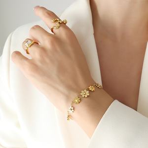 Brazalete de Moda con Flores, Chapado en Oro de 18k, Resistente a la Decoloración, Elegante y Duradero, Joyería para Mujer - Product Image 5