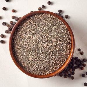ผงพริกไทยดำและเมล็ดพริกไทยเต็มเมล็ดในชามสีขาวบนพื้นผิวไม้ - Product Image 4