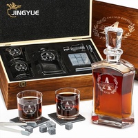 Jingyue Logotipo personalizado Grabado Personalizado 25oz Cristal Licor Whisky Decantador y vasos de whisky Set en caja de madera para hombres Regalo
