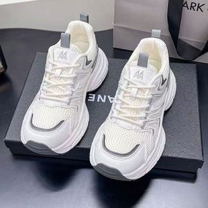 Baskets Chunky Tendance pour Femmes, Légères avec Semelle Épaisse, Polyvalentes, Décontractées, Petites Chaussures de Course Blanches - Product Image 1