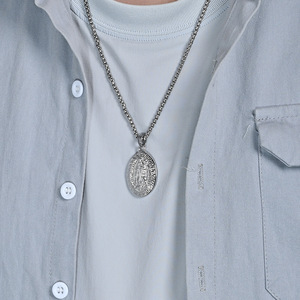 Collier unisexe en acier inoxydable avec pendentif ovale rétro Madonna style européen-américain, serti pavé, idéal comme cadeau - Product Image 2