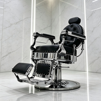 Fauteuil de barbier noir capitonné, base chromée polie, fauteuil de coiffure pivotant inclinable avec repose-pieds.