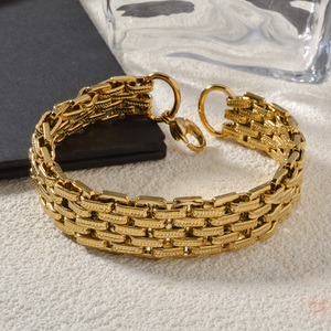 Bracelet large pour femme en acier inoxydable plaqué or 18 carats, style vintage géométrique, serti clos, étanche, tendance, vente en gros - Product Image 3