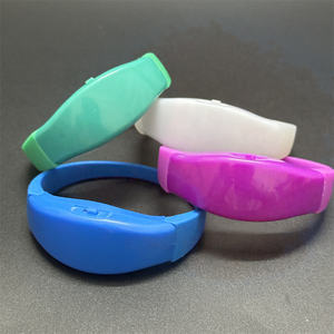 Pulseras intermitentes iluminadas con logotipo personalizado <span class=keywords><strong>en</strong></span> varios colores para ocasiones de Acción de Gracias de graduación de Ramadán - Product Image 6