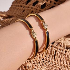 Bracelet pour femme en acier inoxydable plaqué or 18 carats, avec boucle en zircon 5A brillant, design émail noir, anti-ternissement - Product Image 1
