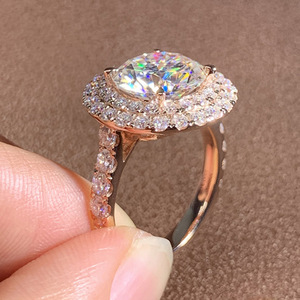Anello in Cristallo Tonalità Rosa per Donne, Elegante Accessorio Minimalista per Uso Quotidiano e Feste - Product Image 3