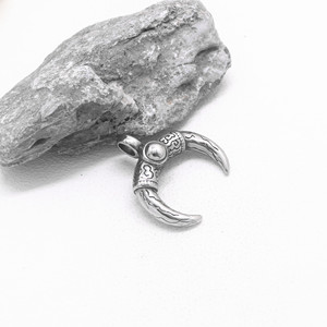 Yunnique – pendentif en forme de corne de démon, collier en forme de croissant en acier titane, bijoux à la mode unisexes - Product Image 2