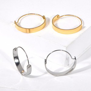 Vente en Gros de Bijoux de Mode Boucles d'Oreilles Lisses Tendance pour Femmes Boucles d'Oreilles Grandes Créoles en Or de 25mm de <span class=keywords><strong>Large</strong></span> - Product Image 1