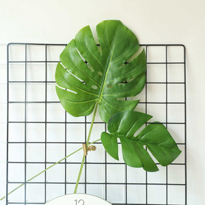 Grandi foglie di palma artificiali in PVC verde tropicale con foglia di Monstera verde - Product Image 3