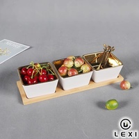 Ensemble de 3 bols de service carrés en porcelaine avec intérieur doré et plateau en bois, plat à fruits et en-cas en céramique pour la maison, le bar, l'hôtel, le salon, cadeau