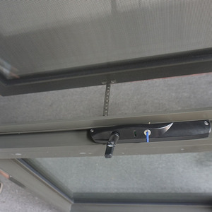 Fenêtres à <span class=keywords><strong>double</strong></span> <span class=keywords><strong>vitrage</strong></span> en aluminium à ouverture verticale avec système de levage à chaîne et auvent - Product Image 3