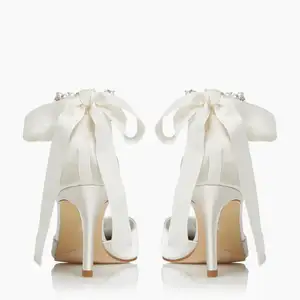 Scarpe da sposa da donna personalizzate con tacco a spillo in raso bianco elegante pump con cinturino alla caviglia Logo personalizzato matrimonio matrimonio estivo