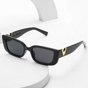 Gafas de Sol Negras con Logotipo V para Mujer, Protección UV400, Montura de PC Tipo 3, Diseño Moderno, Origen Jinhua - Product Image 4