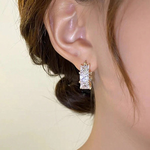Elegant Four Prong Zircon <b>Ear</b> <b>Cuff</b> For Women Light Luxury Daily Fashion Jewelry Accessories - Product Image 3