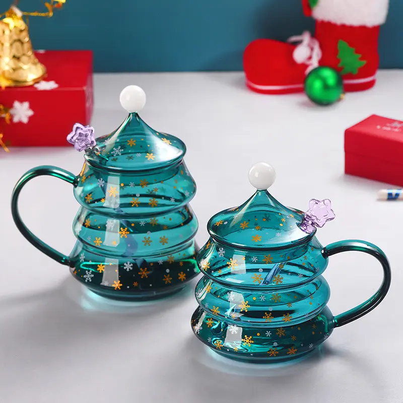 Nhà máy cung cấp bán buôn Mug mong muốn Cây giáng sinh Xmas Quà tặng màu xanh lá cây Glass Coffee cup với Glass nắp cho kỳ nghỉ sử dụng