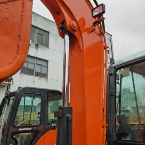 Mini-excavatrice sur chenilles Doosan DH55, couleur verte, hydraulique, équipement de construction - Product Image 3