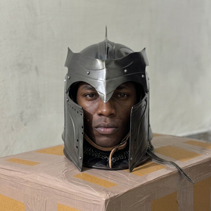 Casque médiéval Chevalier Noir, Armure en acier gothique, Casque de guerrier portable, Cadeau de costume de cosplay - Product Image 1