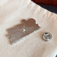 Haute qualité personnalisé fille puissance métal Badge Rose dessin animé en alliage de Zinc pour épinglette doux émail broches lettres féministe en gros
