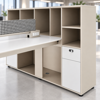 Poste de travail modulaire moderne avec écran de confidentialité, armoire de rangement haute, étagères ouvertes et accès aux câbles pour bureaux