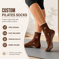 Chaussettes de Pilates personnalisées pour femmes avec logo, bord festonné, antidérapantes, pour jeunes, avec revers en tricot jacquard et semelle respirante