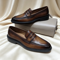 Chaussures habillées de luxe à enfiler pour hommes, mocassins en cuir à semelle épaisse, chaussures patinées personnalisées en usine, look sur mesure haut de gamme à prix d'usine