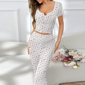 Set <span class=keywords><strong>da</strong></span> Casa di Alta Qualità per Donna con <span class=keywords><strong>Camicia</strong></span> <span class=keywords><strong>da</strong></span> <span class=keywords><strong>Notte</strong></span> a Maniche Corte <span class=keywords><strong>Invernale</strong></span> e Pantaloni Lunghi con Orlo Arrotolato, Stampa Floreale Piccola e Motivo a Piselli, in Poliestere - Product Image 2