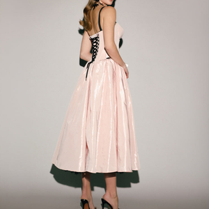Robe midi élégante en satin rose, col cœur, coupe trapèze ajustée, sans manches, pour soirée, personnalisable OEM ODM - Product Image 2
