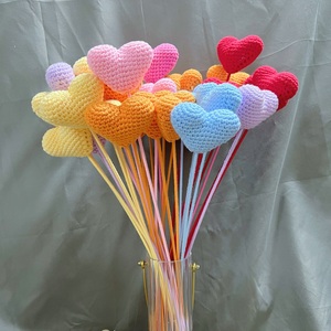 Bouquet personnalisé coloré de petites fleurs en laine crochetées en forme de cœur, cadeau fait main pour mariage ou Saint-Valentin - Product Image 3