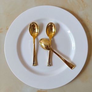 Fourchettes à dessert et cuillères à pouding jetables en plastique PS imitation métal doré électroplaqué, 24 pièces - Product Image 1