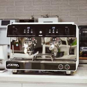 Máquina de Café Comercial Profesional Blanca de 12L con Cabezal de Preparación E61, Sistema de Agua Caliente Programable Q2, Alto Volumen de Producción - Product Image 1