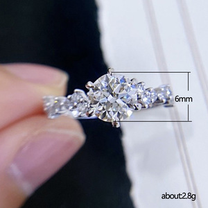 Anello con cristalli taglio rotondo per donna, elegante accessorio per abiti da festa - Product Image 5